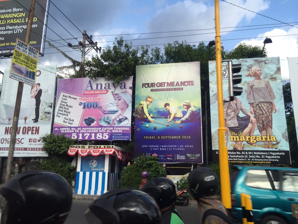 ジョグジャカルタ市街を走ってたら看板発見w #jogjakarta #fourgetmeanots #DGSbooking #fgmanindonesiantour