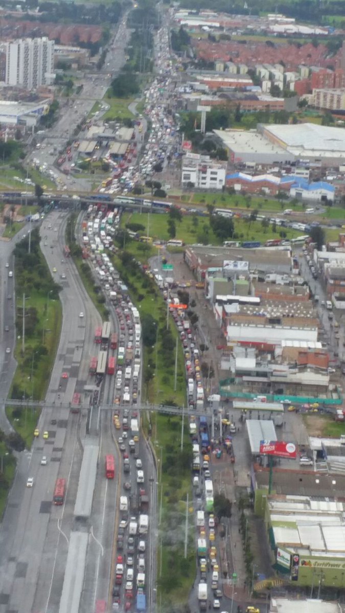 manolitosalazar's tweet photo. Debieron informar sobre trabajo en las lozas de la NOS el trancon es monumental, mal el Idu fotos de @elpatrullero_ https://t.co/VHH2yiFog5
