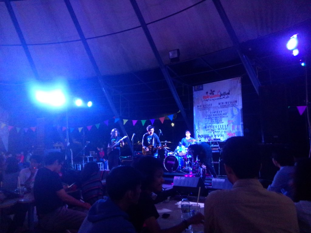 nedfestfibui's tweet photo. Selanjutnya penampilan dari @BTVNSMMR akan meramaikan panggung Muziekfeest 2016 #NedFest2016 #FIBerpesta https://t.co/jGRQklgu4j