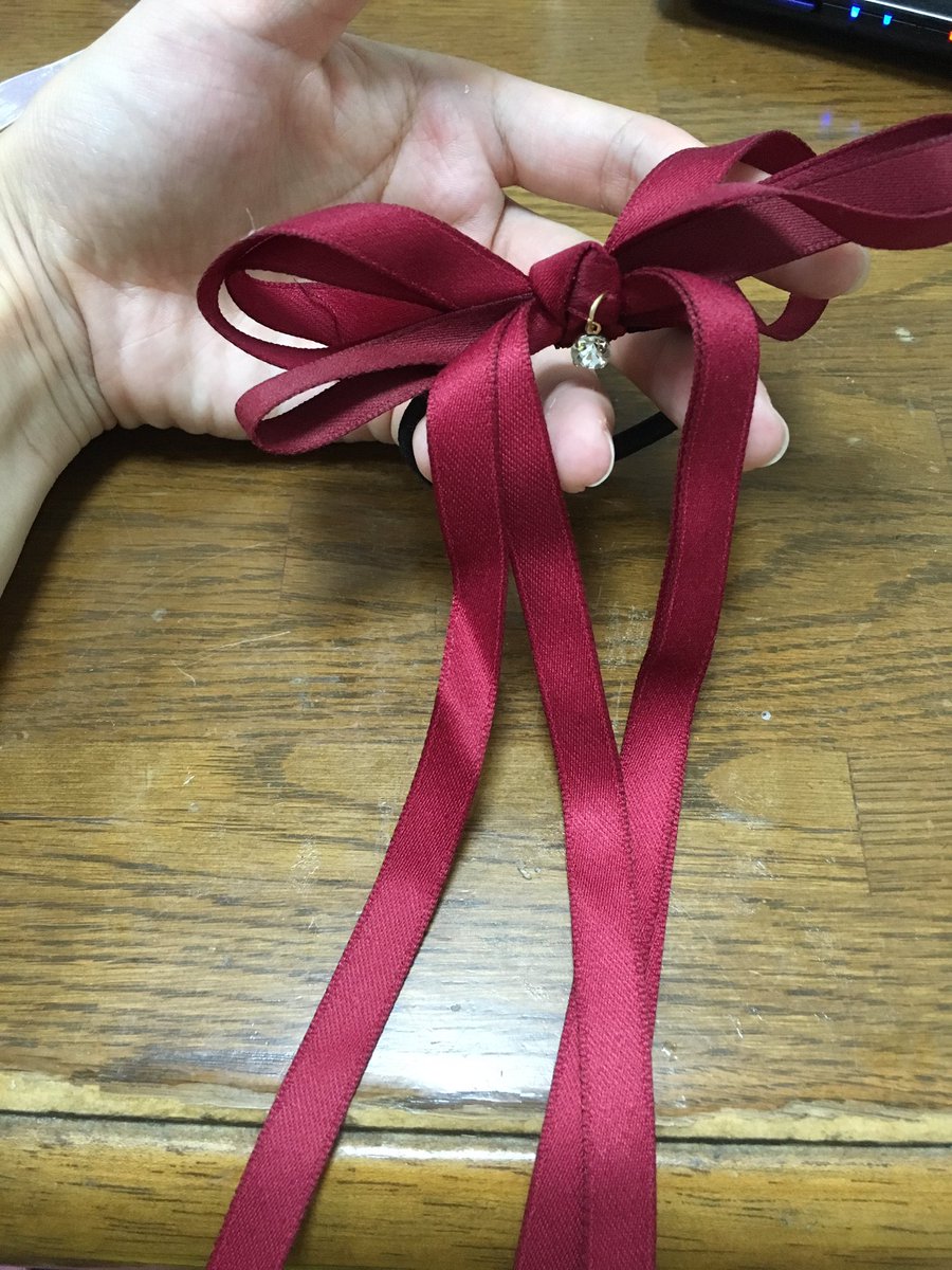 きゃな子 三葉の髪型したくてとりあえず赤いリボンのヘアゴム買った 本当は紐っぽいのが欲しかったんやけど見つからなかった ˇwˇ しかし三葉ヘアするには髪が足りないのでただの編み込みポニー 笑 星モチーフのアクセも増えてきたよ