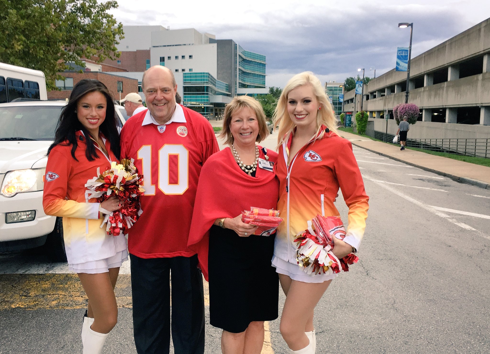 the-university-of-kansas-health-system-di-twitter-grab-a-chiefskingdom-flag-from-bob-page-amp-tammy-peterman-on-our-main-campus-w-chiefscheer-amp-chiefs-redfriday-https-t-co-djvpixoiw5-twitter