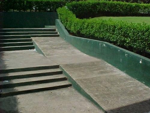 fmbuilders's tweet photo. Has a client asked you to build a ramp? Make sure you check it's fit for purpose... #funny #buildingfails https://t.co/i24m6icAIn