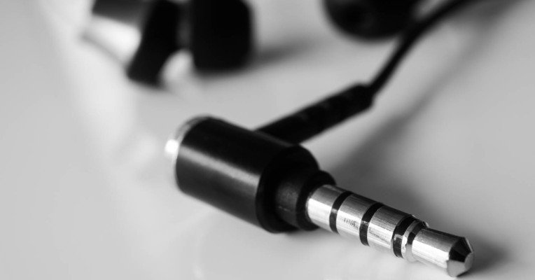 ericfrodgers's tweet photo. Apple kills headphone jack (1878 – 2016). RIP. https://t.co/rBJ51SOj2F https://t.co/neUJ1NWy4X