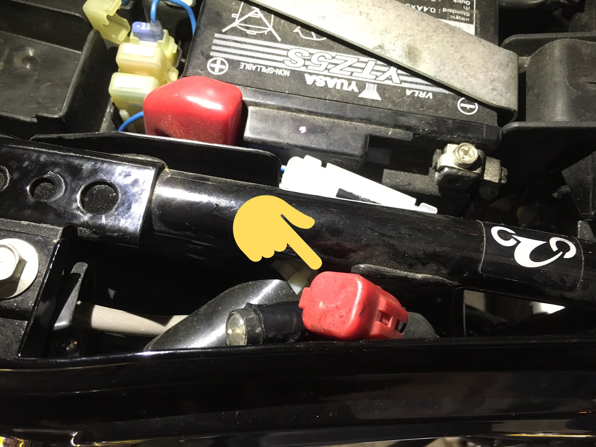 Matsu Ecuリセット方法 バッテリー横の赤カプラーからキャップを外す 青と黒緑線の端子を針金等で繋ぐ アクセル全開維持でキーon N横のランプが点滅したらすぐにアクセル戻し すぐにキーoff 針金抜き元に戻す グロムカスタム備忘録 T Co