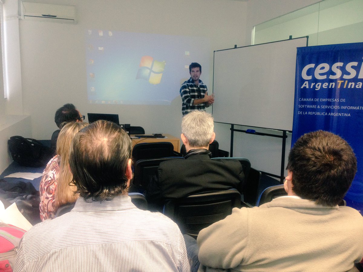 CessiArgenTIna's tweet photo. Ya "Hackeando la educación" por @santiagobasulto de @rmotr_com en las #JUI2016 @45JAIIO https://t.co/ceze95oeH0