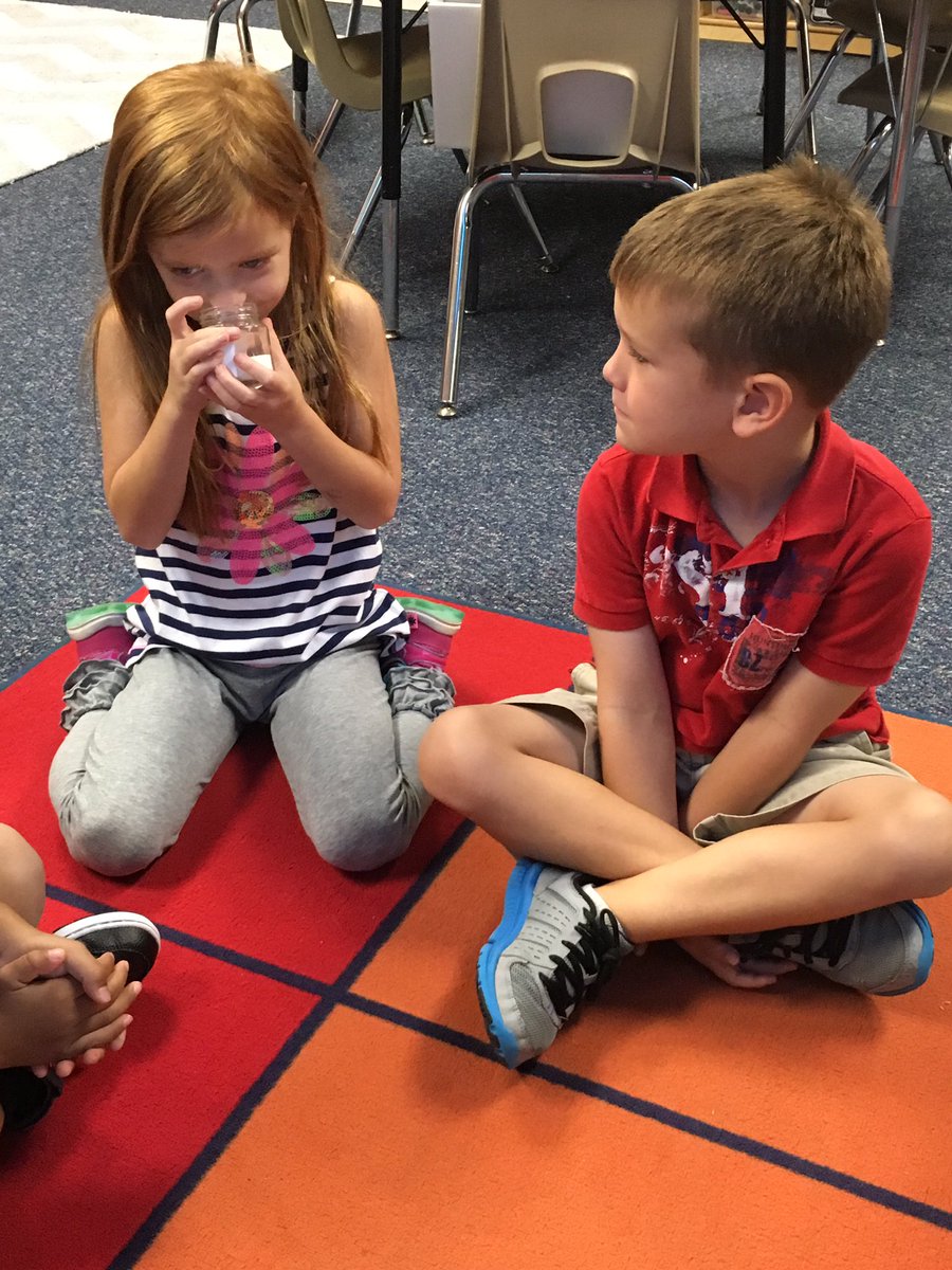 msbrandeemurphy's tweet photo. Using our 5 senses to figure out the jar mystery! 👀👅👂🏻👃🏻✋🏻 @BoalesCj @BoydBlackhawks https://t.co/DFxL7giPbO