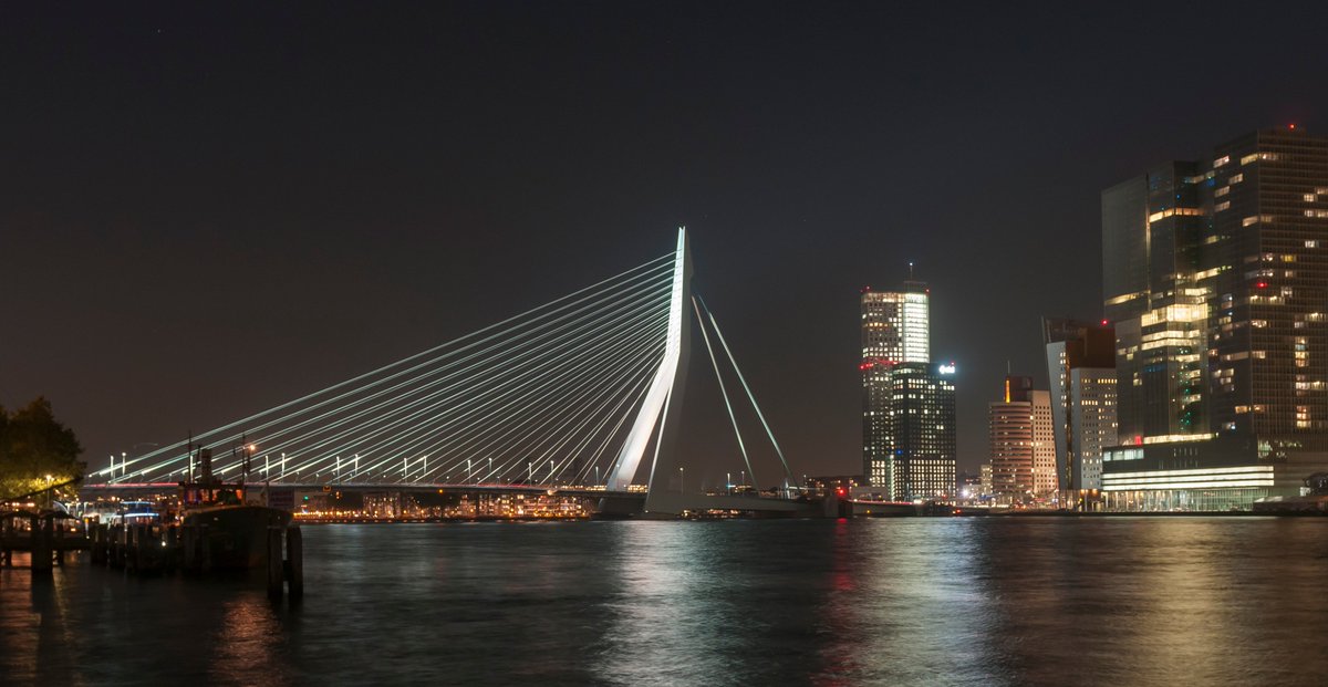Stadsbeheer010's tweet image. Maandagavond vanaf 22 uur testen we nieuwe sierverlichting #Erasmusbrug rotterdam.nl/duurzaamledvoo…