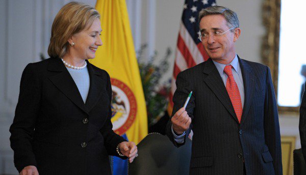 MundoMaxPhoenix's tweet image. Uribismo pide la ayuda de Clinton y Trump para detener los acuerdos de paz con las FARC bit.ly/2cwNEME