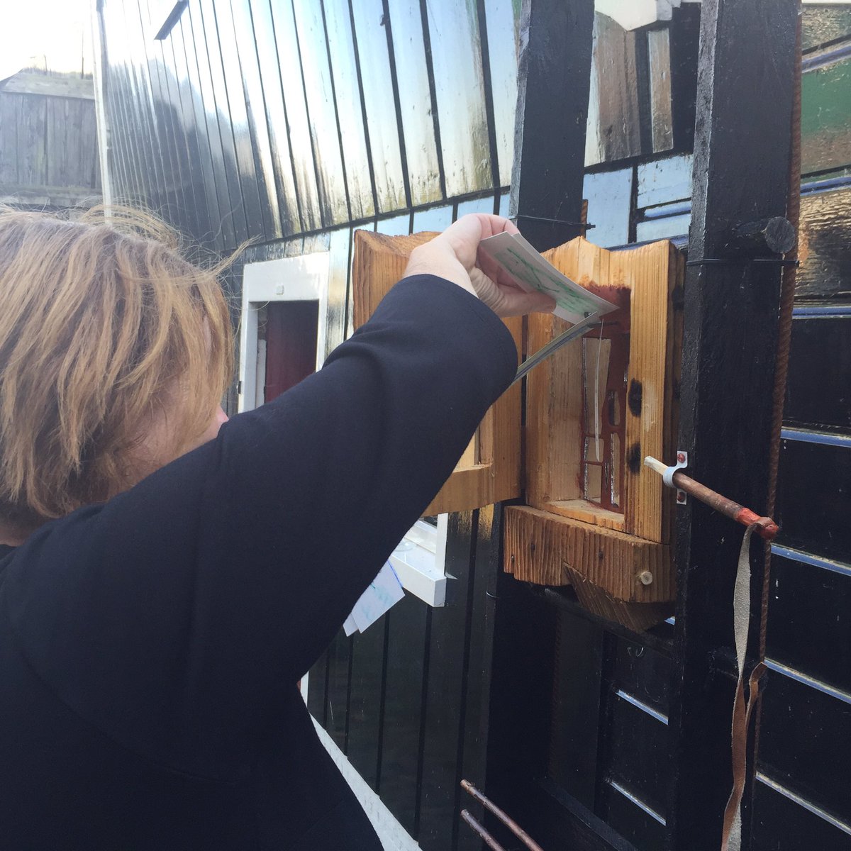 gedichtenkastje @Marken geopend! Het 1e gedicht door initiatiefnemers van Rozewerf 12 erin gehangen.