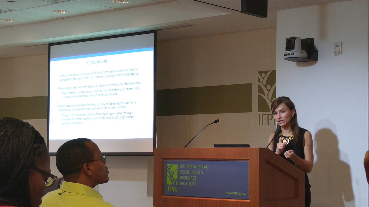 Catalina Herrera uses condom access to map relationship btwn adolescent fertility and labor. #poppov2016