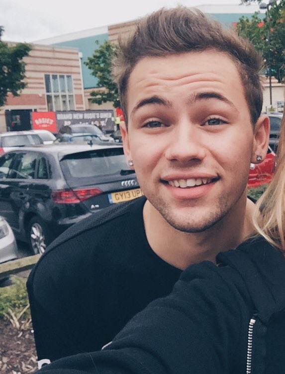 bestpicsofaus's tweet image. How can someone be this damn gorgeous?!