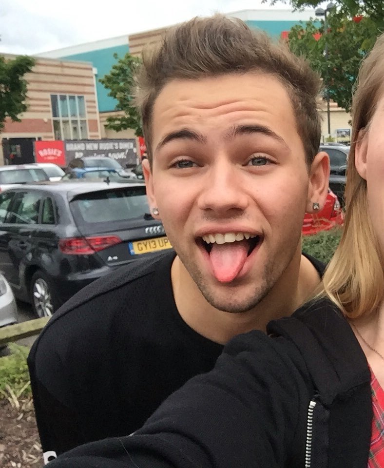 bestpicsofaus's tweet image. How can someone be this damn gorgeous?!