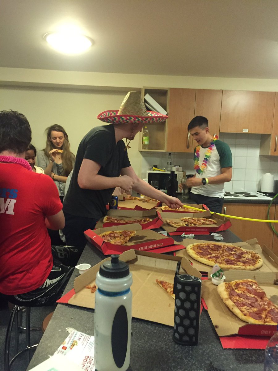 kellie_idk's tweet photo. Pizza party funnnnn 🍕 #dominosdundee #dundeefresh #pizzaparty https://t.co/aTosYf6Wv6