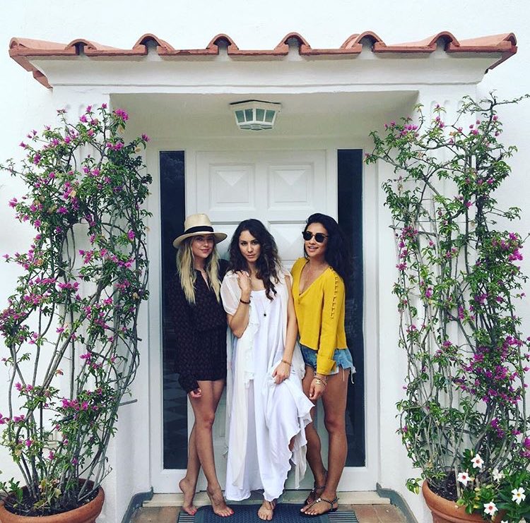 AshBenzo's tweet image. We love you @SleepintheGardn (w/ @shaymitch) ❤️❤️❤️