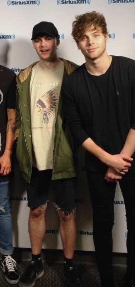 mukearchive's tweet image. Michael's outfit and Luke's hair...I cannot deal