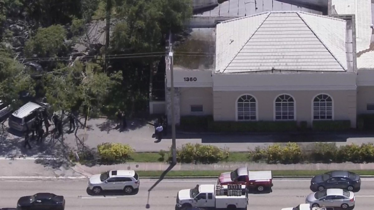Robbery reported at Capital Bank branch in Coral Gables bit.ly/2cLwzSs?utm_me… https://t.co/KbCi7IJVtg