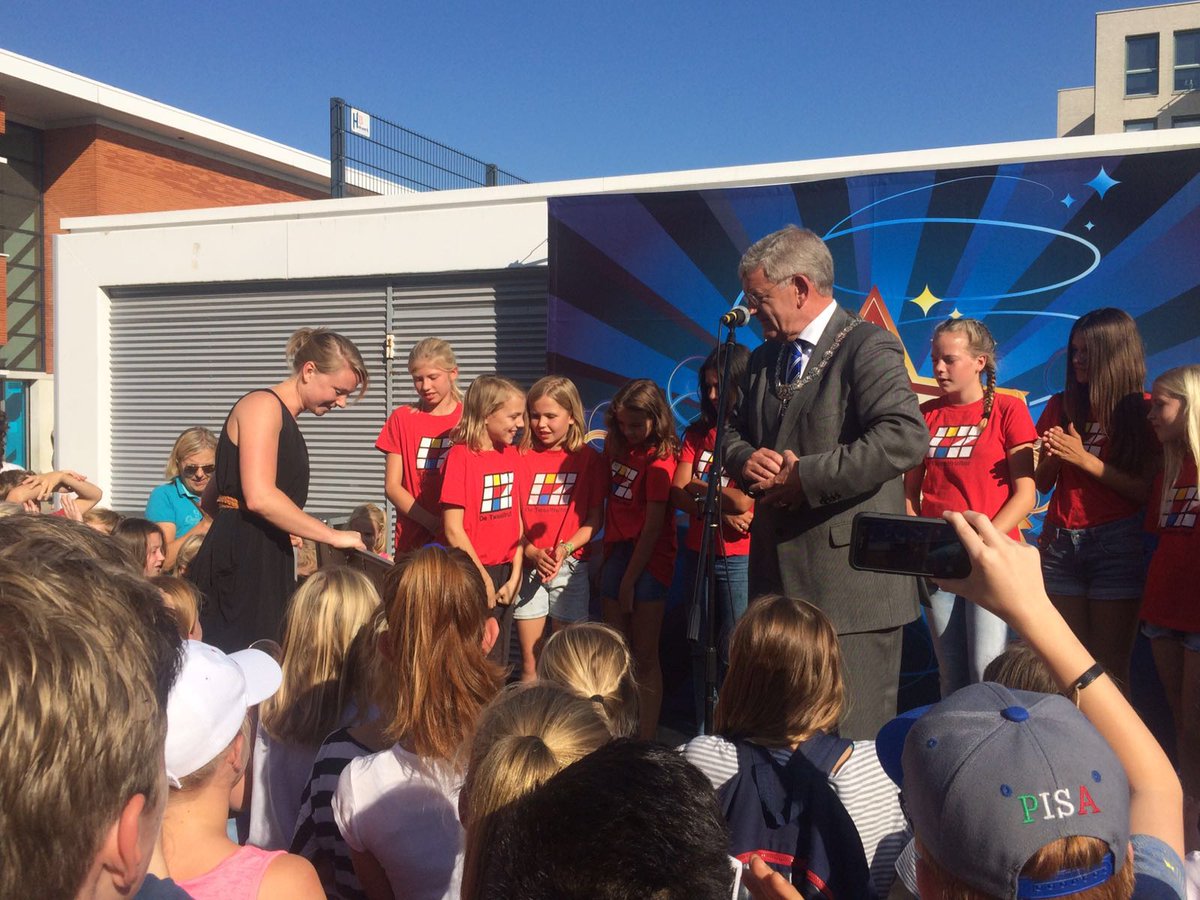 De burgemeester kwam de winnaars van het schoolvoetbaltoernooi 2016 persoonlijk feliciteren met hun overwinning.