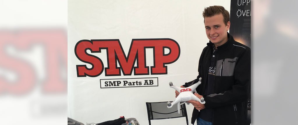 SMP Parts delades idag ut ett pris till en av vinnarna i förra sommarens fototävling, Mattis Ryd på SA Gräv i Kinna.