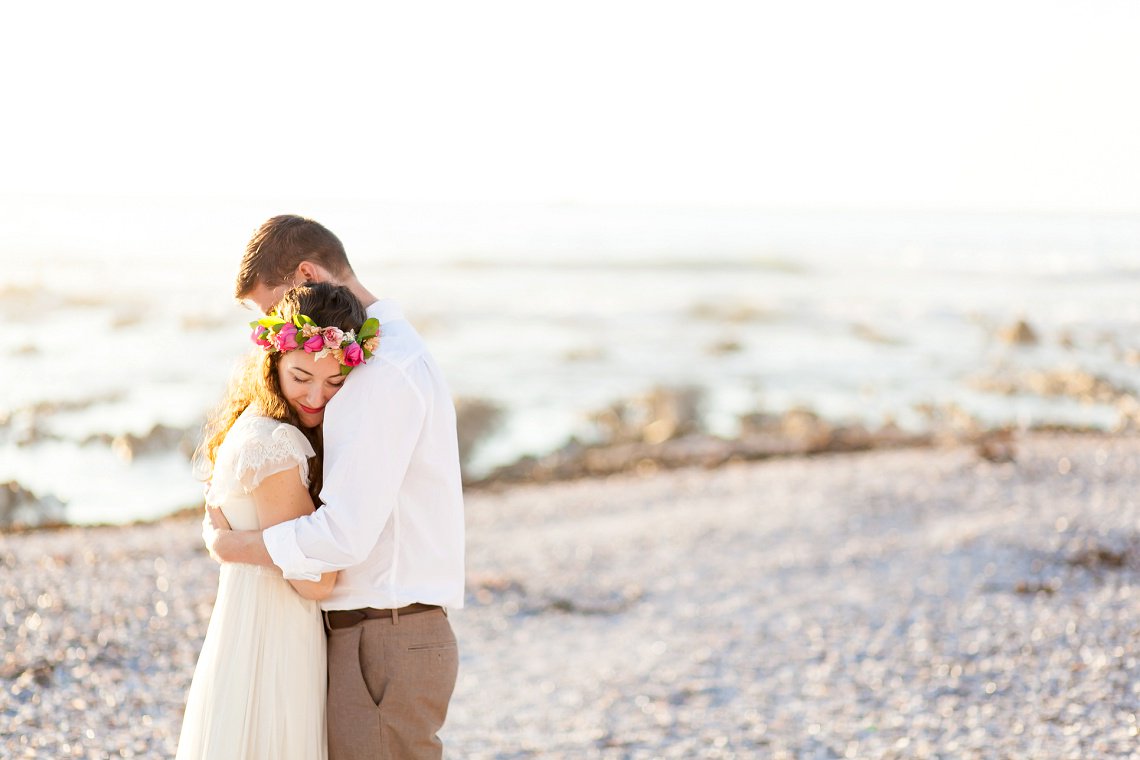 LOVE this use of sunlight in this #goldenhour #weddingshoot Thanks, <a href="/blovedblog/">BLOVED</a> buff.ly/2bUKH5L