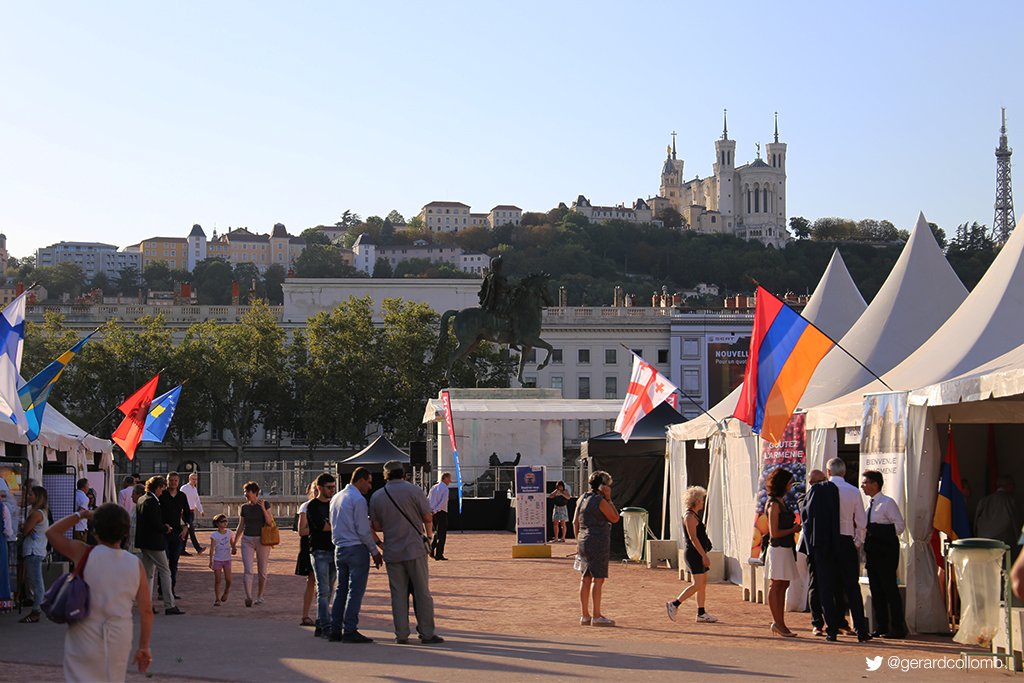 gerardcollomb's tweet image. 🌍 Le tour du monde...en 2 jours ! Top départ de l'édition 2016 des Fêtes consulaires de #Lyon, Place Bellecour.