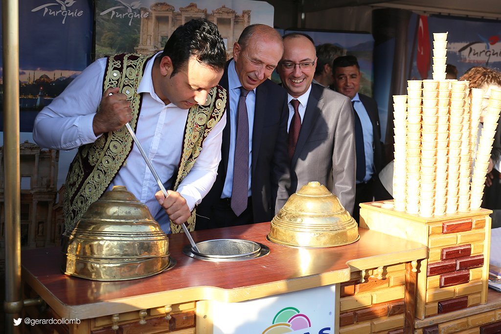 gerardcollomb's tweet image. 🌍 Le tour du monde...en 2 jours ! Top départ de l'édition 2016 des Fêtes consulaires de #Lyon, Place Bellecour.