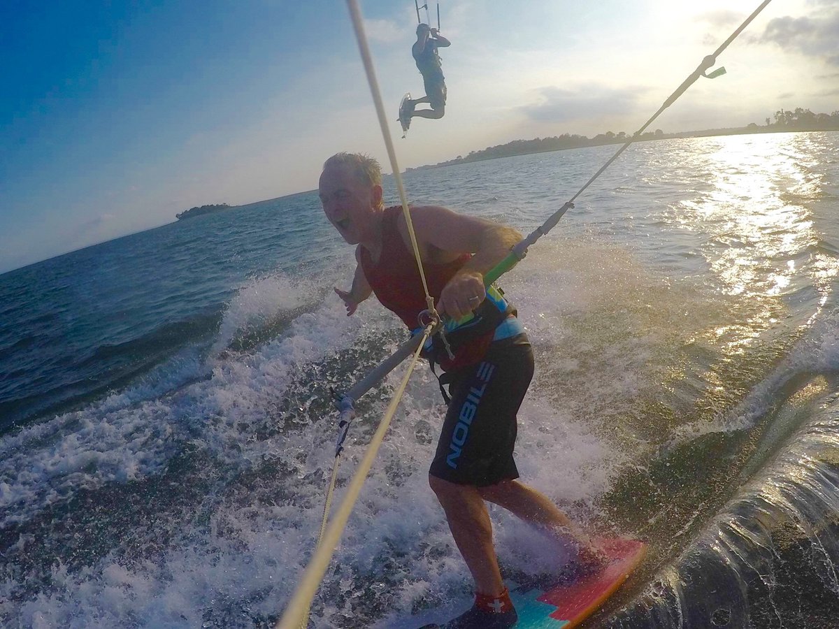 FanDistro's tweet image. Company kiting break... #kitesurfing, #kiteboarding, #ikitenobile, #strapless
