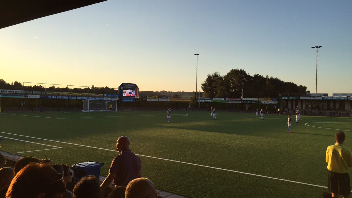 BeekPatrick's tweet image. Uitgenodigd bij partner @Achilles_29 voor de eerste vrouwelijke eredivisiewedstrijd van Gelderland! #topsportlease