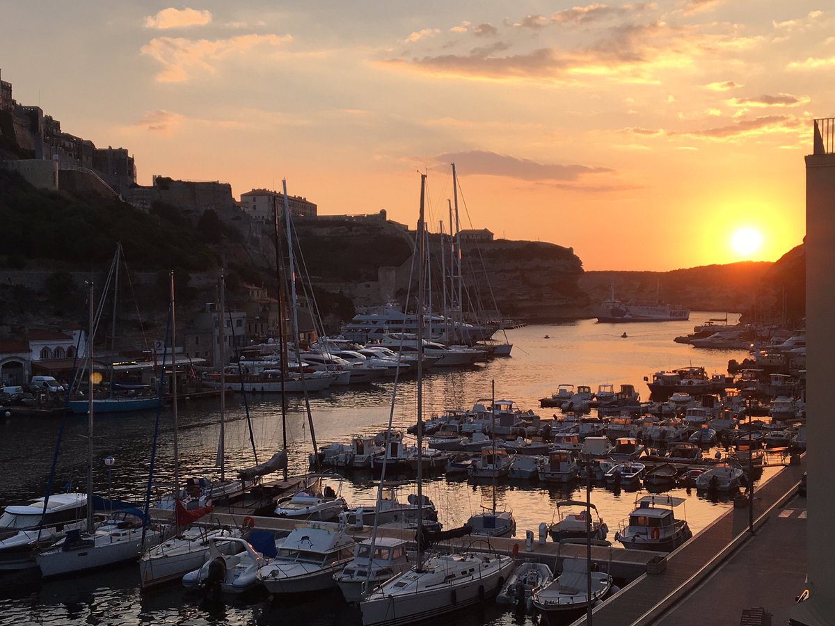 Moto rangée, on profite de #Corse #Bonifacio ! J'aime la corse en septembre
