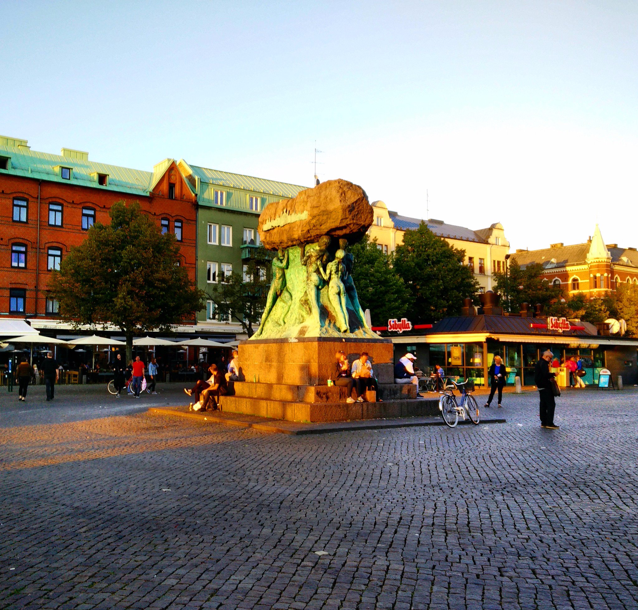 Statyn Arbetets ära av Axel Ebbe