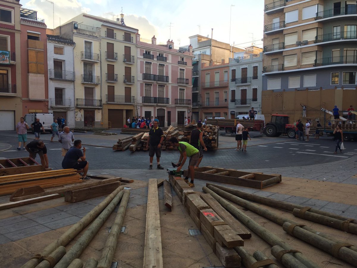 verdeguer's tweet photo. Ahir l'emoció de la Mare de Deu. Hui s'alça la plaça #BousAlgemesi16. Mateix espai, mateix poble, tota la diversitat https://t.co/NsIBPiMoS8
