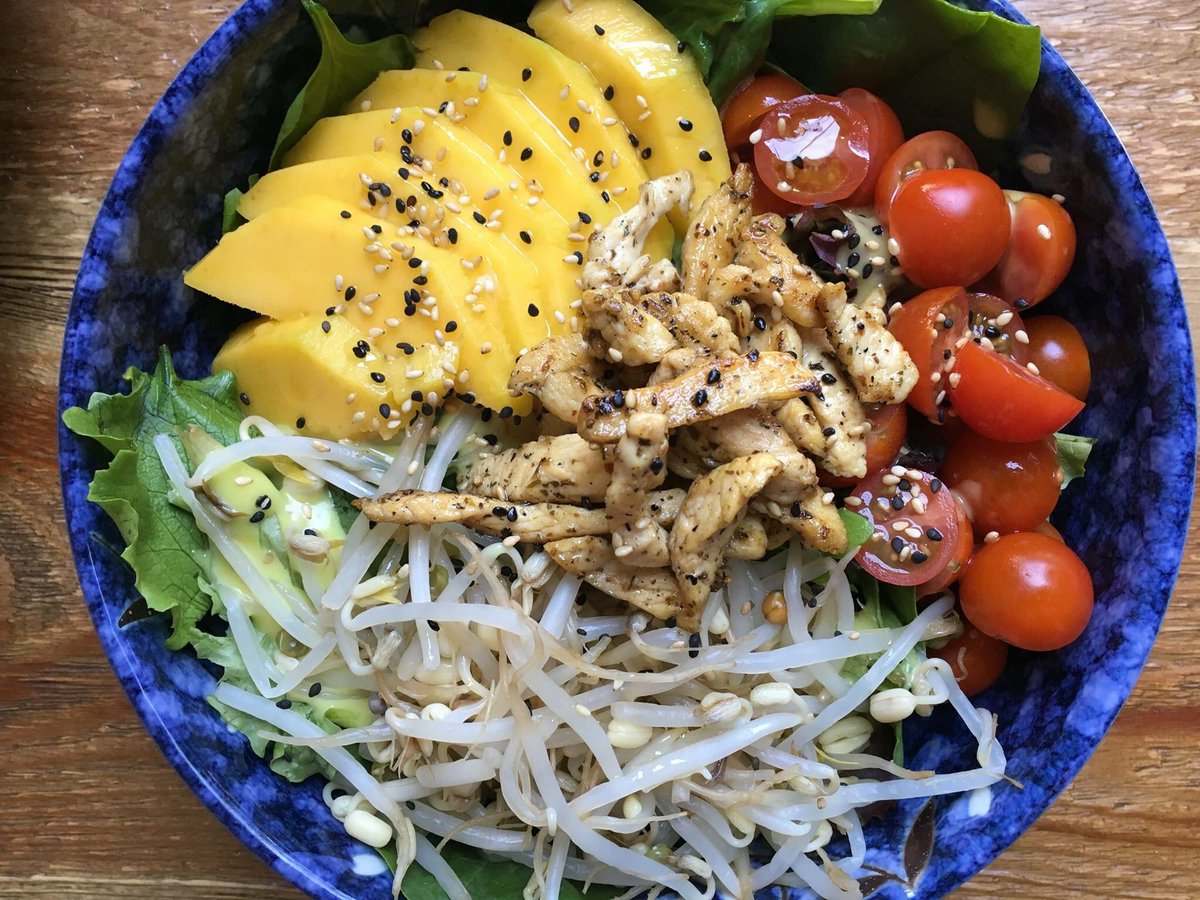 Refréscate con nuestra Mango Salad aderezada con miel y mostaza. #FelizViernes #monstersushi