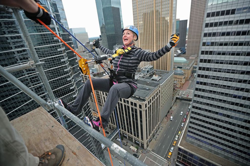 .@floresliz12 went 231 feet up @ #USBank to shoot photos for @NorthernStarBSA #doubledogdare strib.mn/2cd9QJC