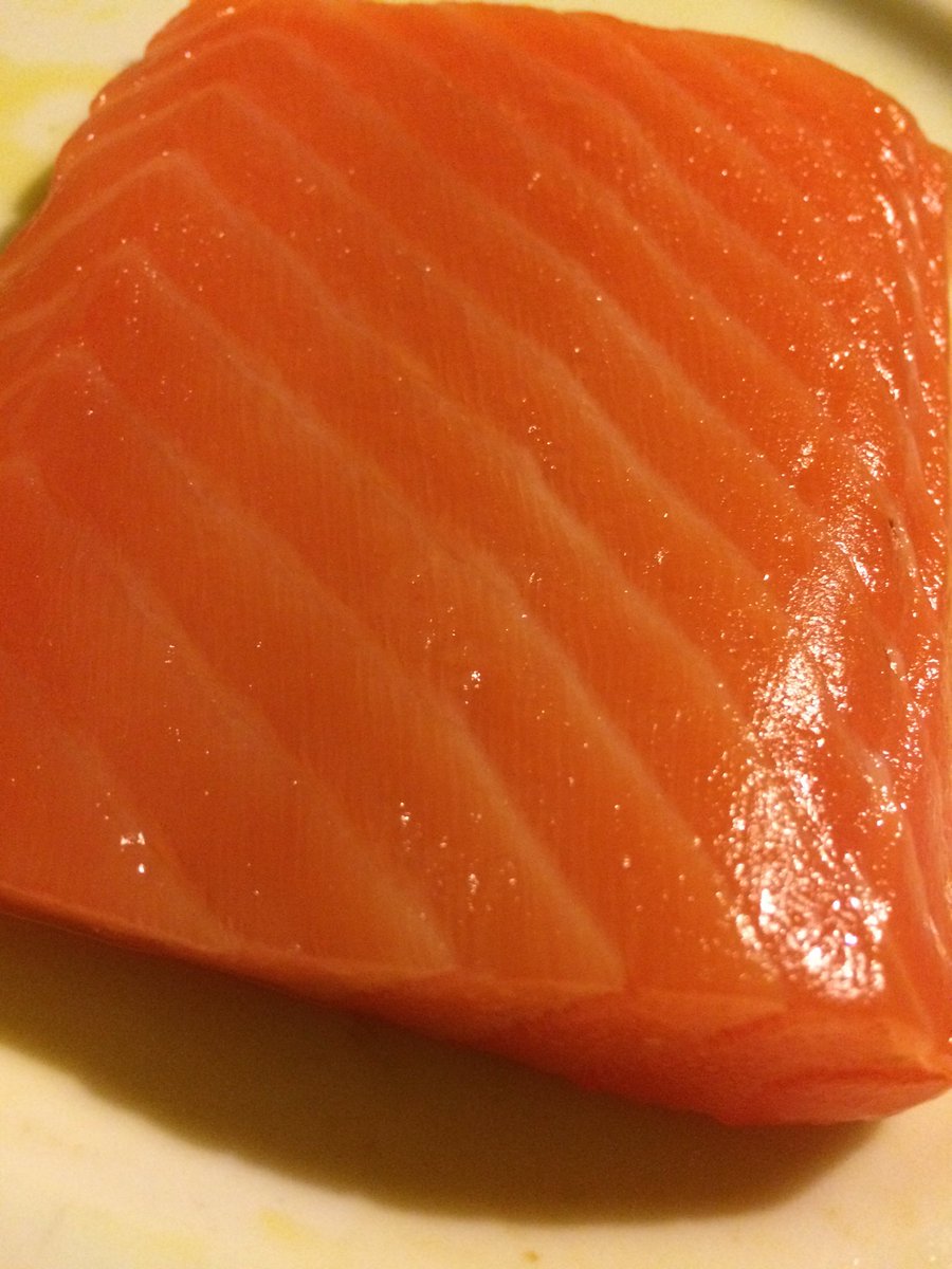 tedeschivola's tweet photo. Stasera #ChefClaudio rimasto solo a casa e con 0 voglia di stare in cucina si è fatto far bei150g di taglio sashimi! https://t.co/omo9NKioiZ