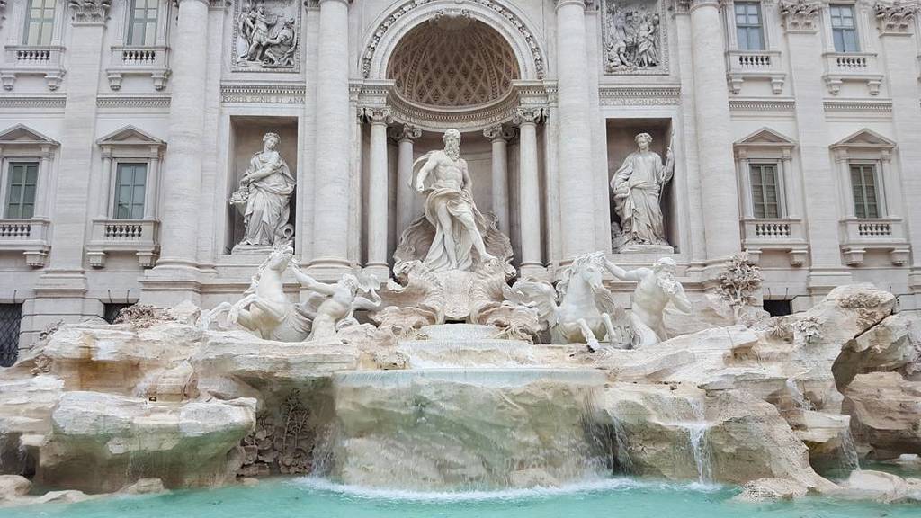 There's nothing more captivating #travelingram #trevifountain #rome