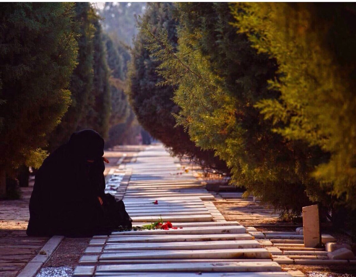 أما كفى كل هذا العدد من الشهداء ...
ومن يدري لعل أحدنا هو ضحية الأنفجار القادم ...

شهداء_العراق
#مول_النخيل