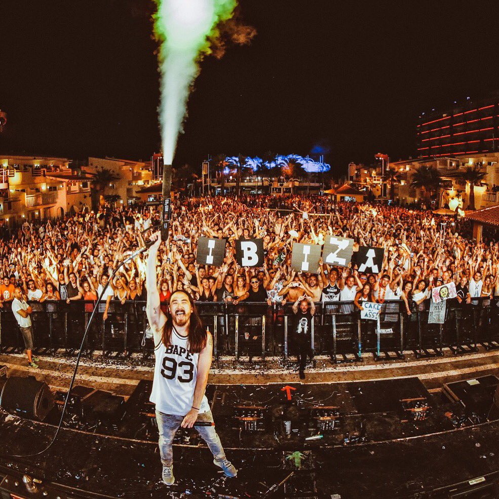 Unbelievable crowd at @ushuaiaibiza for the #neonfuture residency. Thank u! 🙏🏼🙏🏼🙏🏼 https://t.co/9z3mbWB4vc