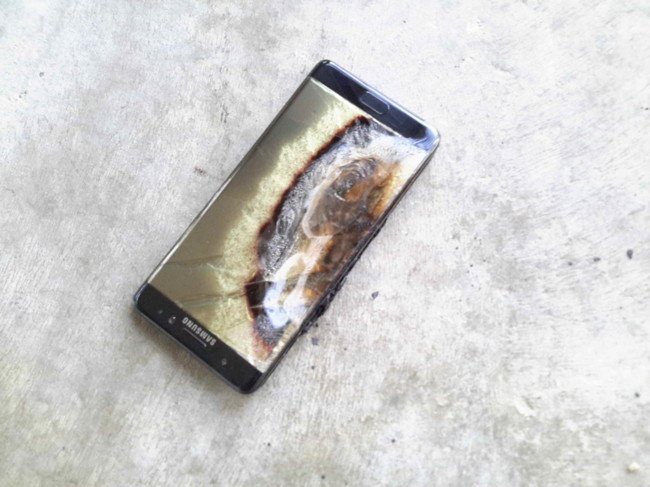 xataka's tweet photo. Samsung y la CPSC piden a los usuarios que dejen de usar inmediatamente el Galaxy Note 7 https://t.co/VRYlwaZgLh https://t.co/n4ys0ee21l