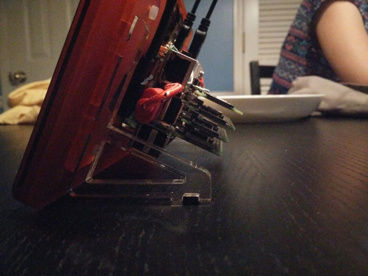 brimston3's tweet image. It fits! @pimoroni #clusterhat