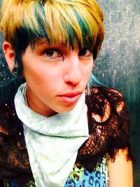 Here's my current hair, and a picture of me with a pixie cut from 3 years ago.. 😘 To chop, or not to