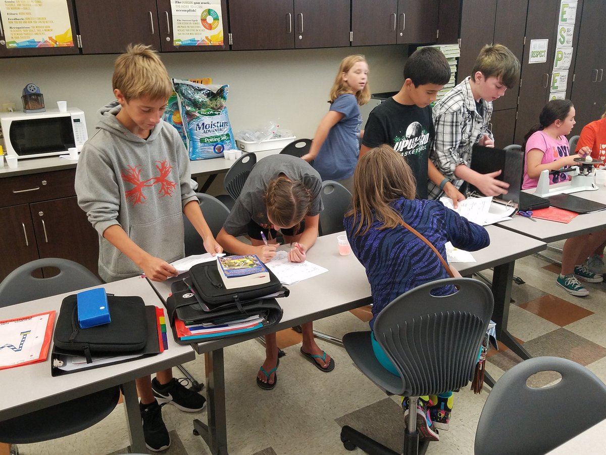 amhamrick1's tweet photo. Gummy bear lab continued #6thgrscience #otsjhs #otsegoknights #scientificmethod https://t.co/AlLi2cKeFG