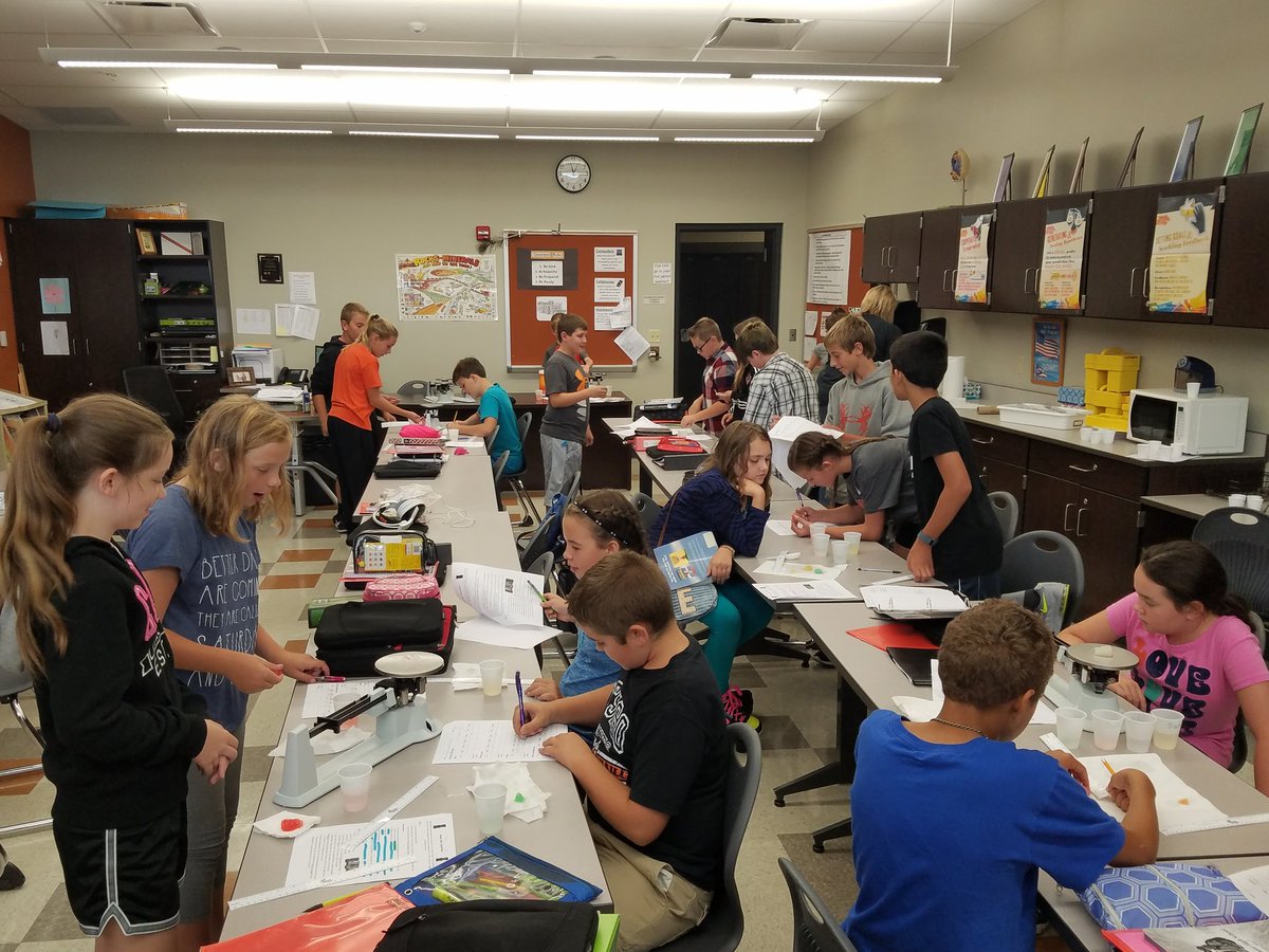 amhamrick1's tweet photo. Gummy bear lab continued #6thgrscience #otsjhs #otsegoknights #scientificmethod https://t.co/AlLi2cKeFG