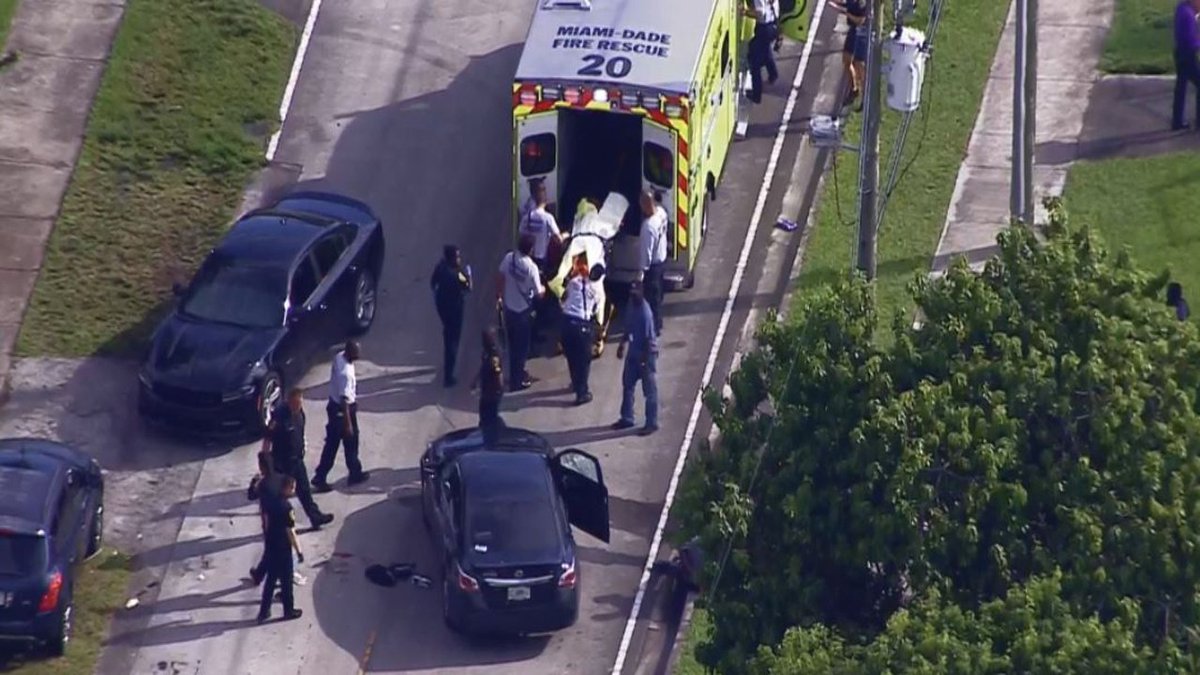 #BREAKING Suspect shot, Miami-Dade police officer injured in northeast Miami-Dade bit.ly/2ck5Slw?utm_me… https://t.co/O6aTOwusuf