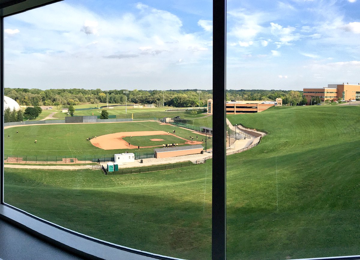 brennahogan10's tweet photo. Not a bad view https://t.co/VlLJ9GCkLr