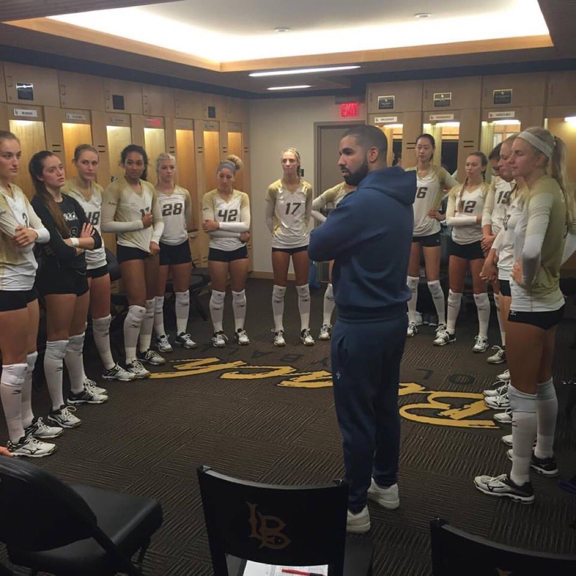 imchasingdreamz's tweet image. When you gotta call a meeting with your team of hoes to tell them you have a girlfriend now and their season is over