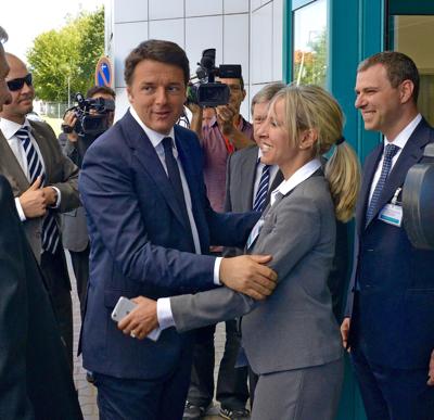 maxhammer71's tweet photo. Il premier Matteo #Renzi e il presidente di #Menarini Lucia Aleotti

..la grande imprenditoria italiana https://t.co/TPutUvA2Vq