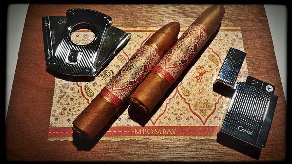 mbombaycigars's tweet photo. Really nice sticks. Hanging with my #BOTLs on this #friday evening . #cigarworld #cigarsmoker #sharetheleaf https://t.co/q765171Z69