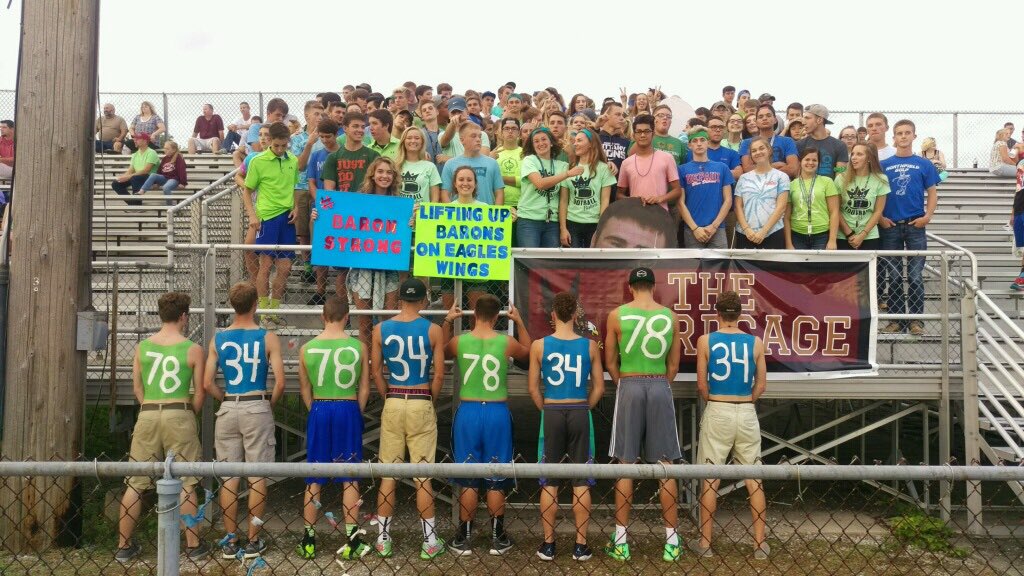 MadisonMuchow's tweet photo. I may not be at the game tonight but this makes me so happy to be apart of this school 💚💙 @DeKalbHS #PrayForDekalb https://t.co/pJZvg443PV