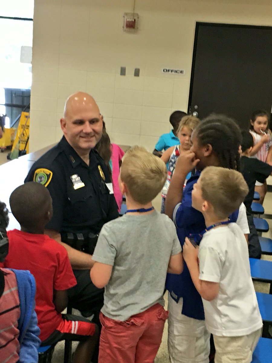 BenferKinder's tweet photo. Lunch w/ Heroes = Amazing celebration #BenferNeverStops #BetterNeverStops @ksteele22 @BenferKISD #PatriotDay https://t.co/Iw8nRpJyTz
