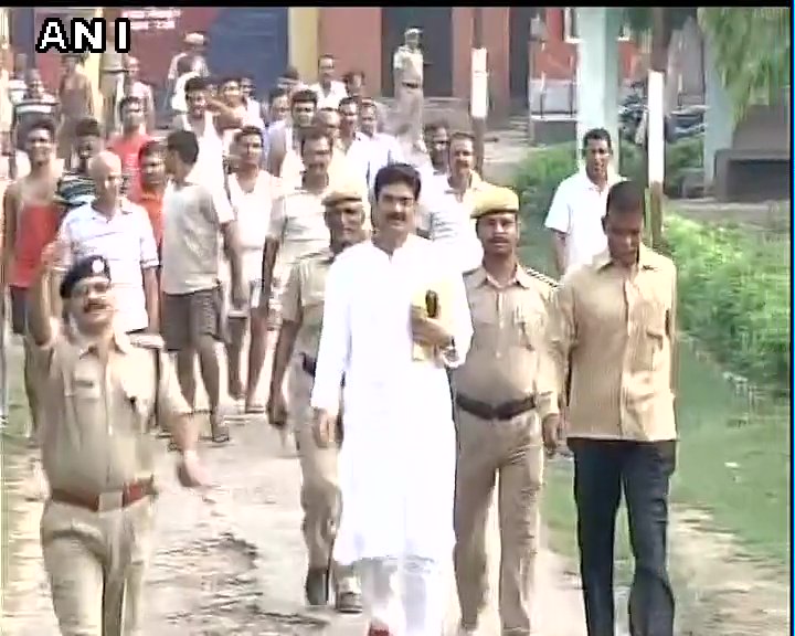 ANI's tweet photo. #FLASH Mohammad Shahabuddin released from jail after 11 years in Rajiv Raushan murder case. https://t.co/gDXKk2UKgL