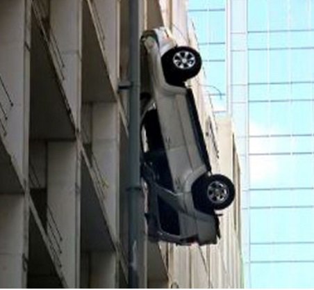 Car dangles off parking garage bit.ly/2ckBkA5?utm_me… https://t.co/eTVupXDPjv